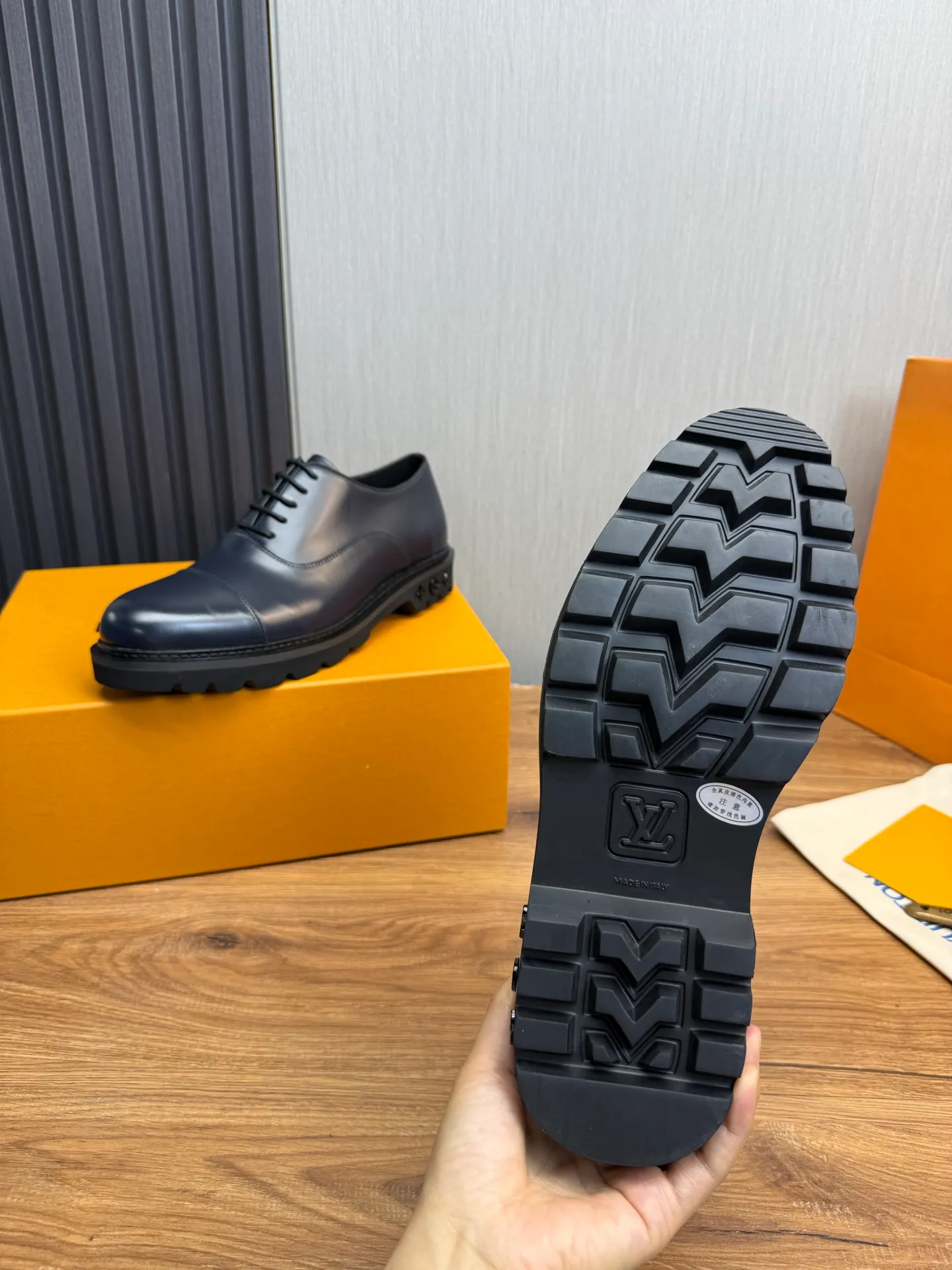 Men's shoes 💰900💰 LV. Men's casual lace-up leather shoes, the latest hot style 🔥 1:1 original purchase quality, top quality goods ⬆️The upper is imported open-edge beaded cowhide, cowhide, and cow suede. The hand-made three-dimensional stitching highlights the round toe design. The inner foot pads are all imported cowhide, with the original wear-resistant foam outsole, matching code 39-44, (38, 45 custom-made, non-refundable)